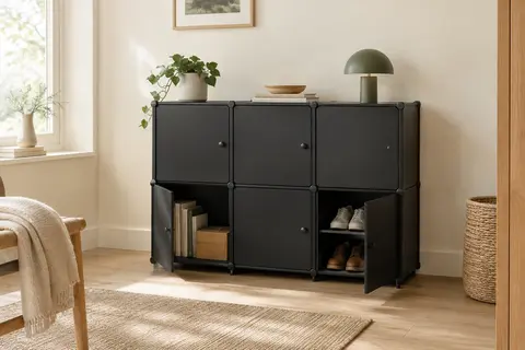 Meuble modulable noir à six cases fermées, installé dans un intérieur lumineux avec livres et chaussures rangés